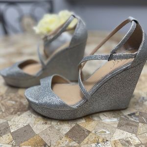 Jewel Bagley Mischka silver glitter wedges